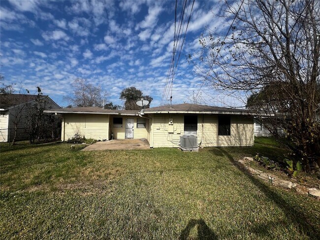 Building Photo - 5818 Glenhurst Dr