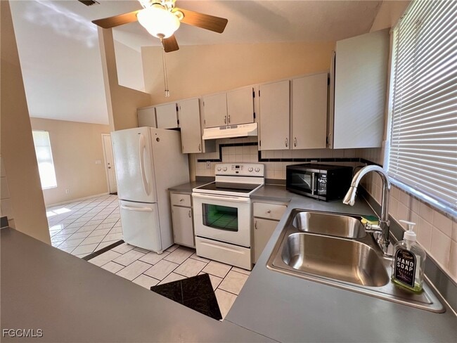 Building Photo - 621 SW 10th Pl