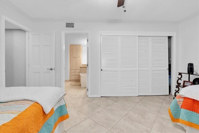 Building Photo - 6500 Sunset Way