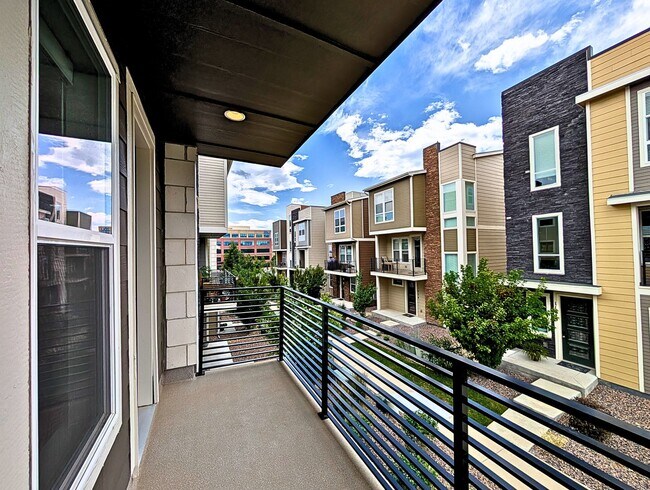 Building Photo - Beautiful 2 Bed + Office + 2.5 Bath home i...