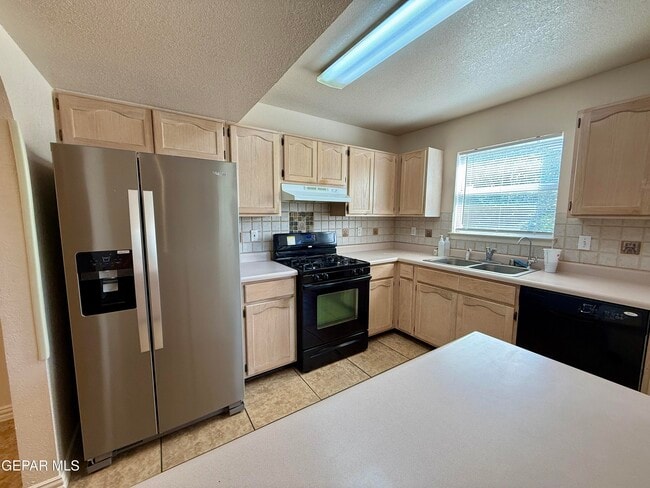 Building Photo - 7404 Luz De Lumbre Ave