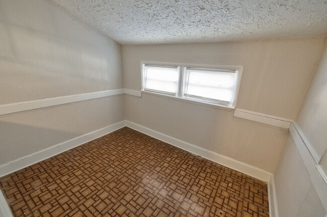 Building Photo - Great 4 Bedroom in 16th st Heights