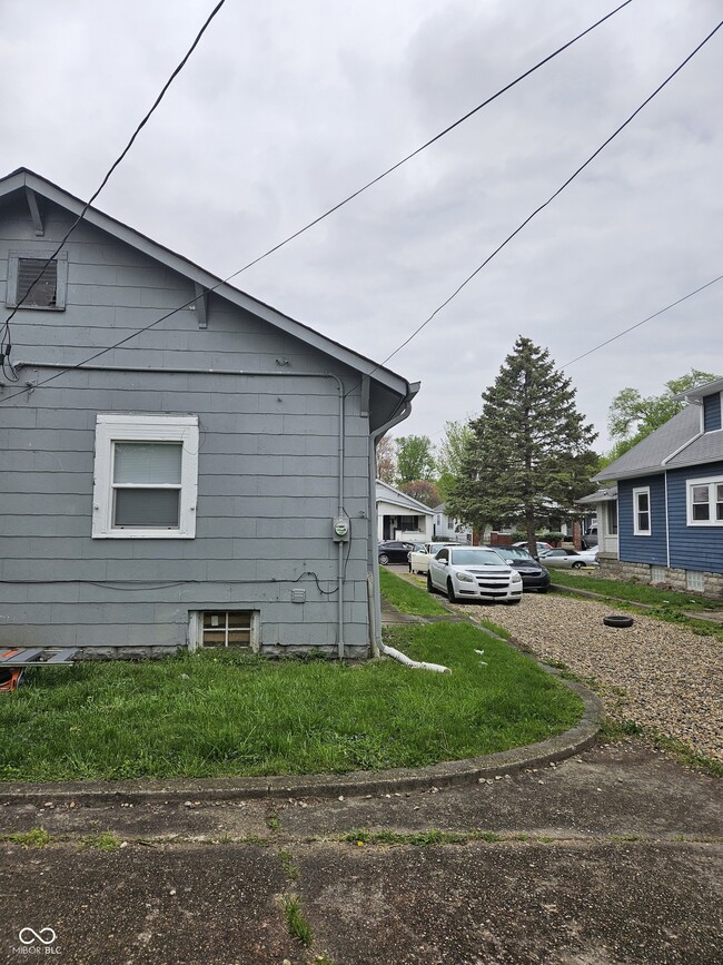 Building Photo - 835 N Gladstone Ave