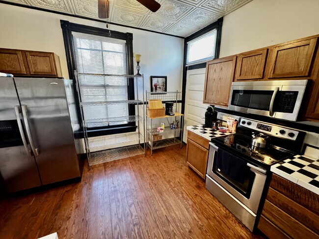 Building Photo - Fully Furnished 3 bed / 1.5 bath Historic Lynchburg Home near downtown.