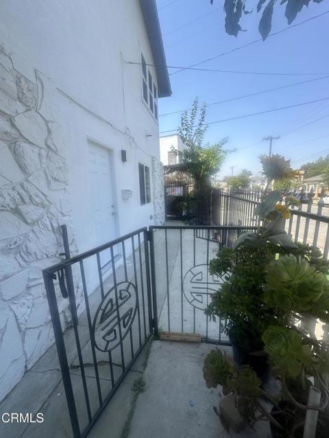 Building Photo - 1441 N Carmelita Ave