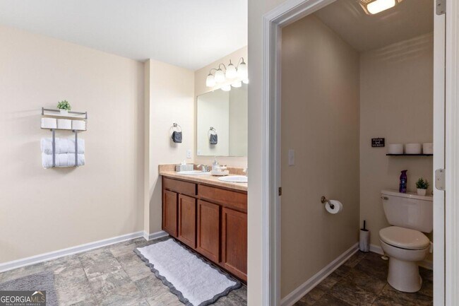 Building Photo - 2896 S Hills