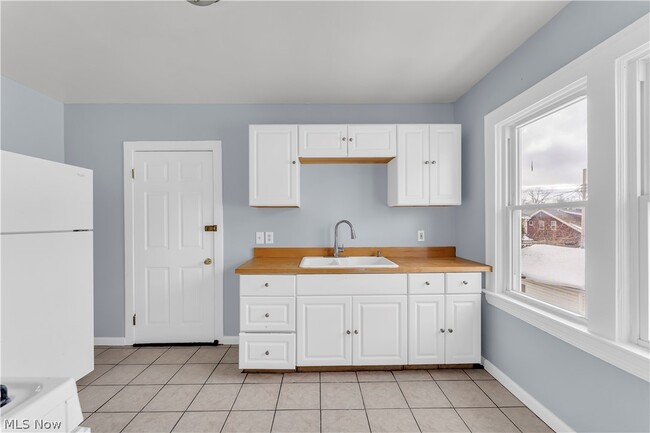 Building Photo - 10302 Parkview Ave