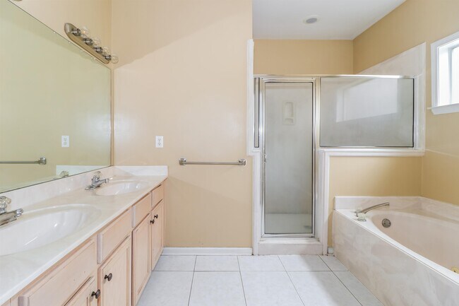 Building Photo - 8423 Shady Elm Dr