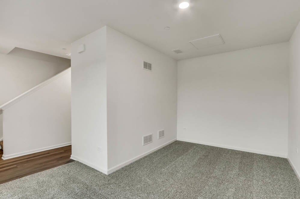 Building Photo - 370 Bridgeview Ct
