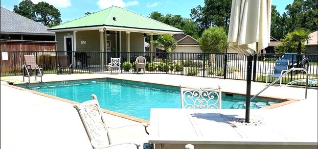 Building Photo - Luxurious 3 Bedroom, 2 Bath Home in the Ex...