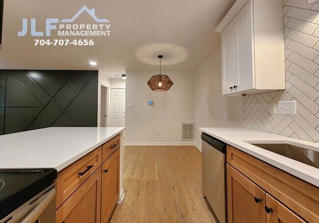 Building Photo - Freshly Updated 2/2 Duplex with Modern Fix...