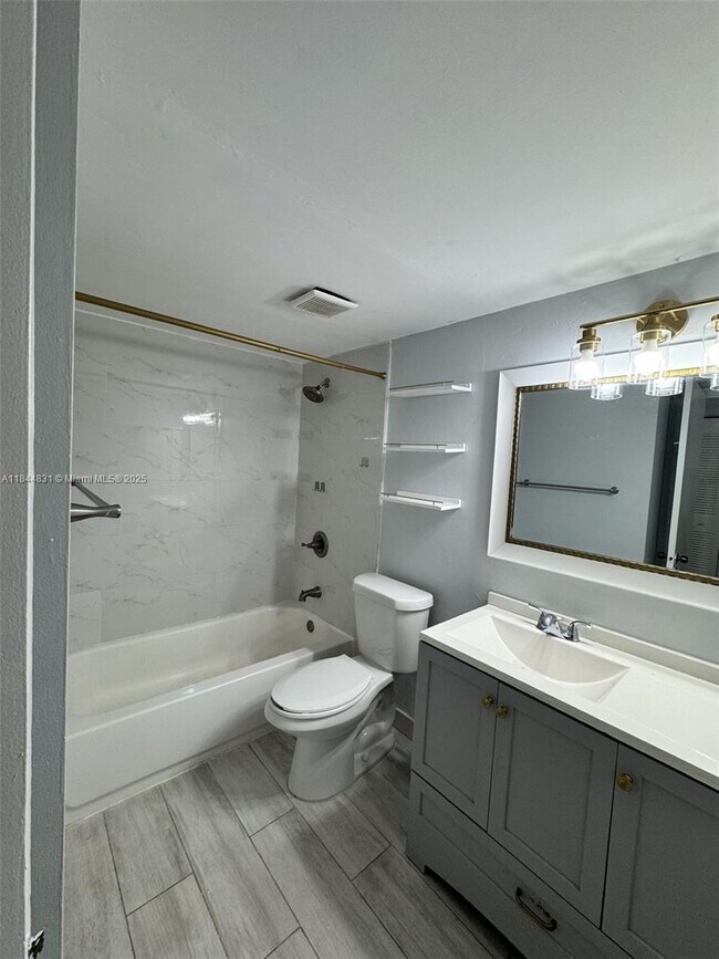 Building Photo - 7101 Miami Lakes Dr