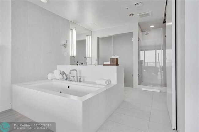 Building Photo - 3101 Bayshore Dr