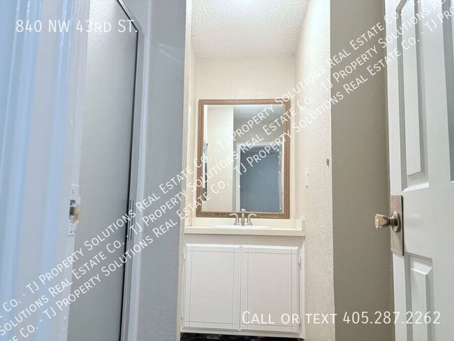 Building Photo - Three bedroom home near Uptown!