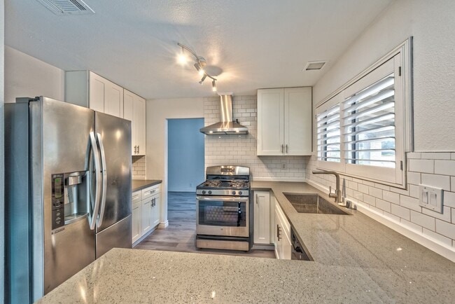 Building Photo - 7767 Parnell Ave