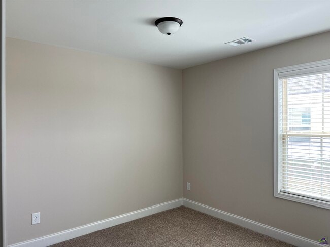 Building Photo - 202 Red Tail Cir