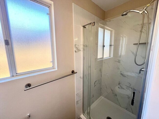 Building Photo - Welcome to your new home in the heart of Pacific Beach!