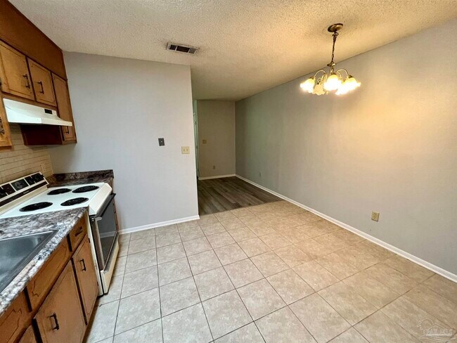 Building Photo - 2114 Hollyhill Rd
