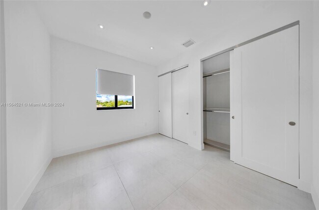 Building Photo - 2921 SW 26th St