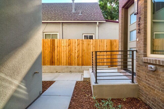 Building Photo - 3 bedroom Townhome + 2 Large Flex Spaces &...