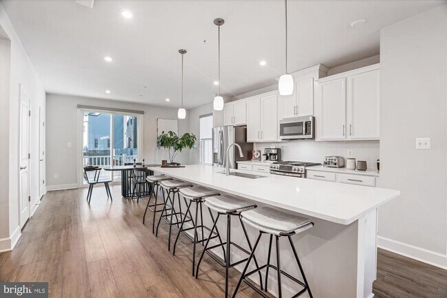 Building Photo - 6732 Belcrest Rd