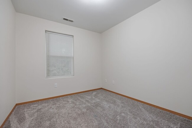 Building Photo - 3 bedroom 2.5 bath