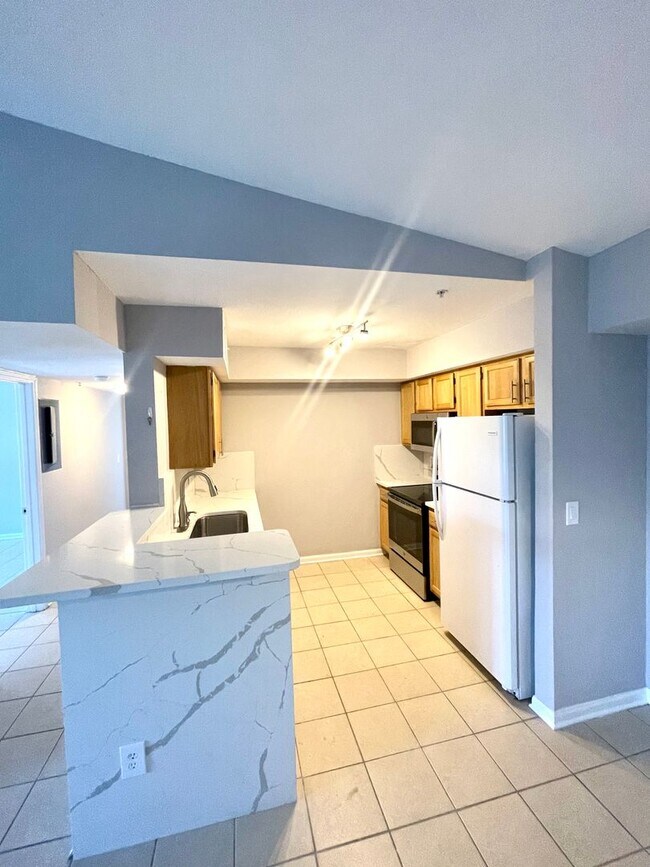 Building Photo - Newly Upgraded and Spacious 2B/2B Unfurnis...