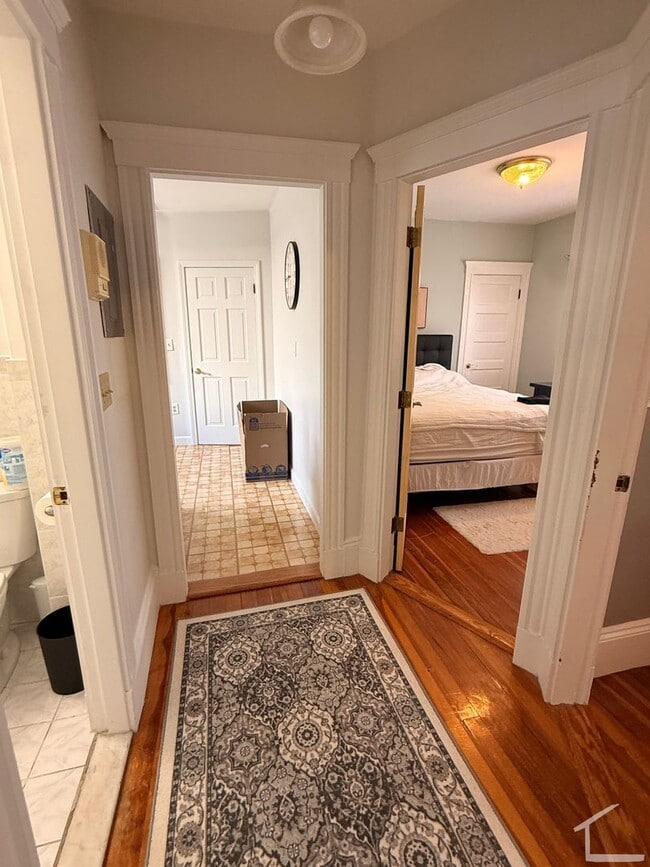 Building Photo - Beautiful, Spacious 2.5 bed in Brighton w/ Parking and Private Laundry!