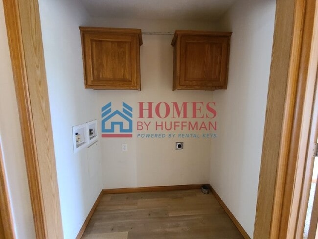 Building Photo - Three Bedroom Townhouse | Two Bath | Chand...