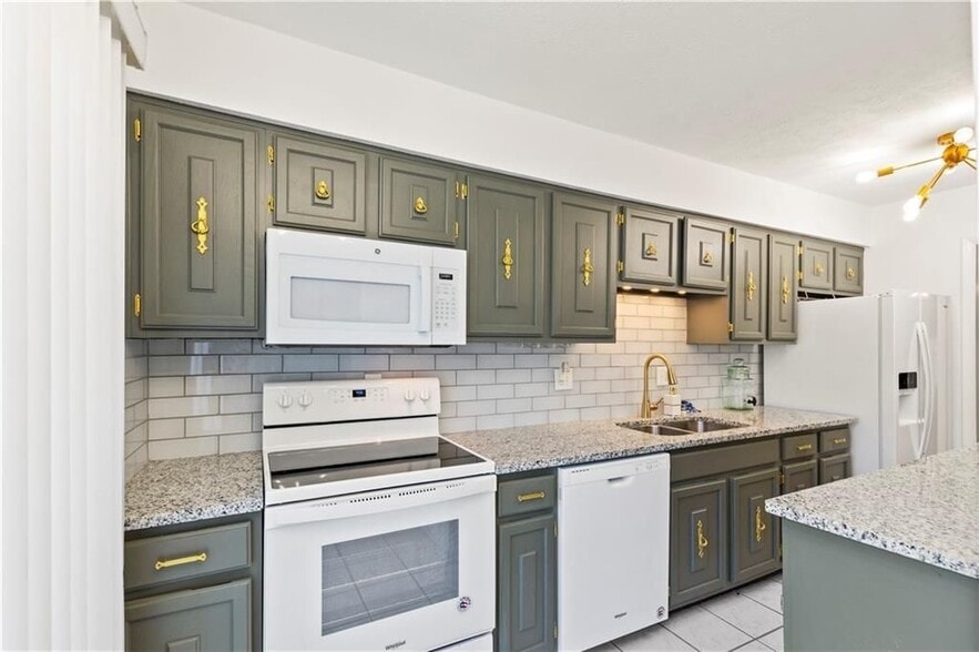 Building Photo - 2685 Meadowlawn Dr