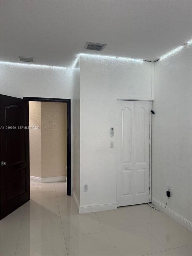 Building Photo - 3951 NE 13th Dr