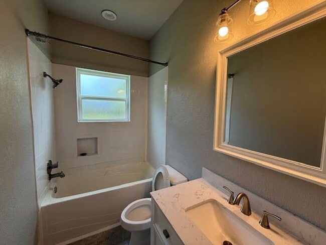 Building Photo - Beautiful 3/2 in Speegleville
