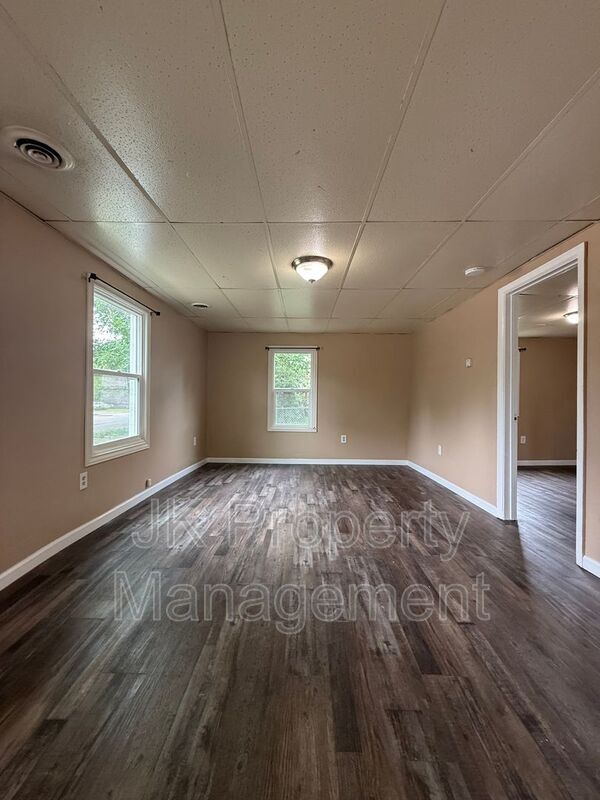 Building Photo - 517 13th St S