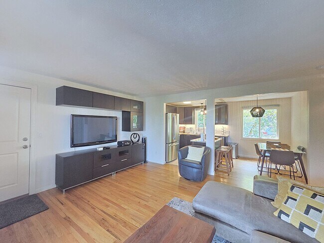 Building Photo - $1,950 - 2 Bed / 1 Bath Fully Furnished Condo in Secure Building in Rockwood/Manito Neighborhood
