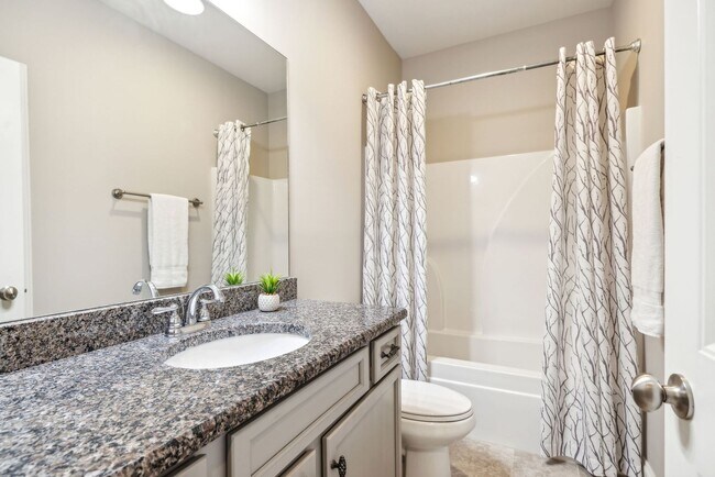 Building Photo - 3 BR/2.5 BA Luxury Townhome