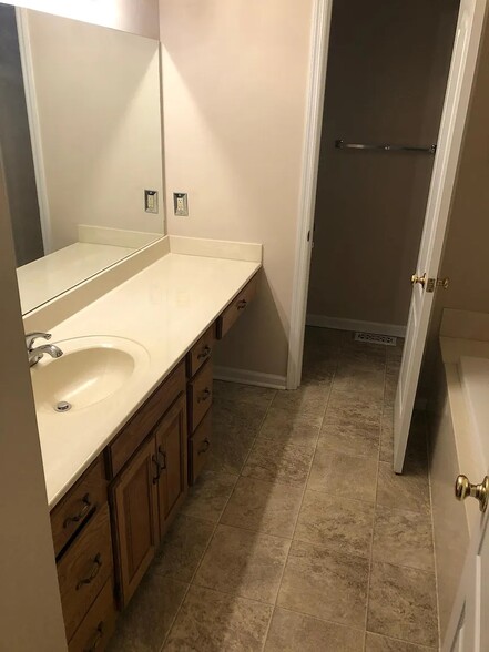 Master bathroom - 8600 Old Carriage Ct