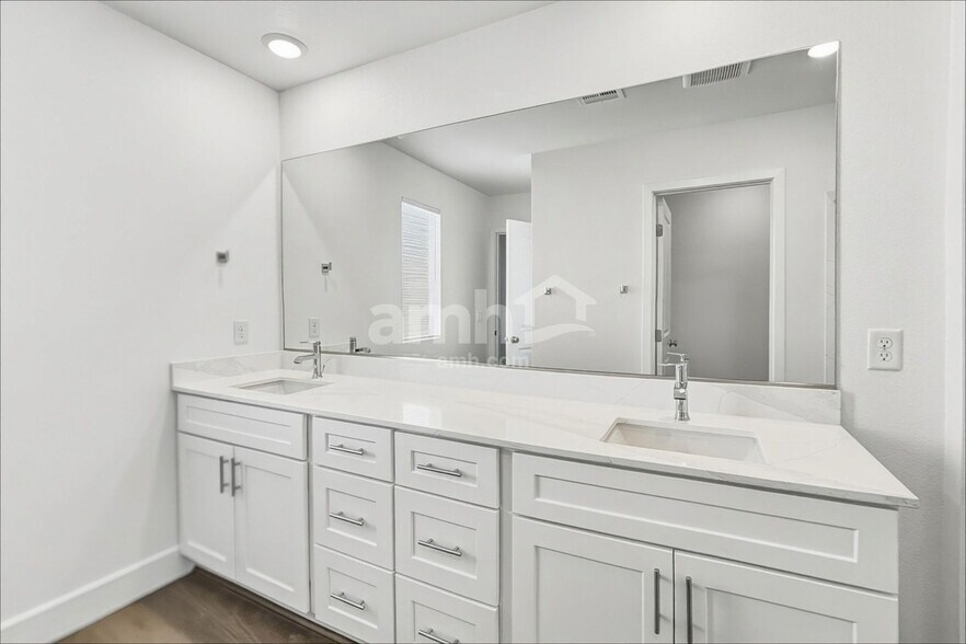 Building Photo - 9160 Sierra Point Court