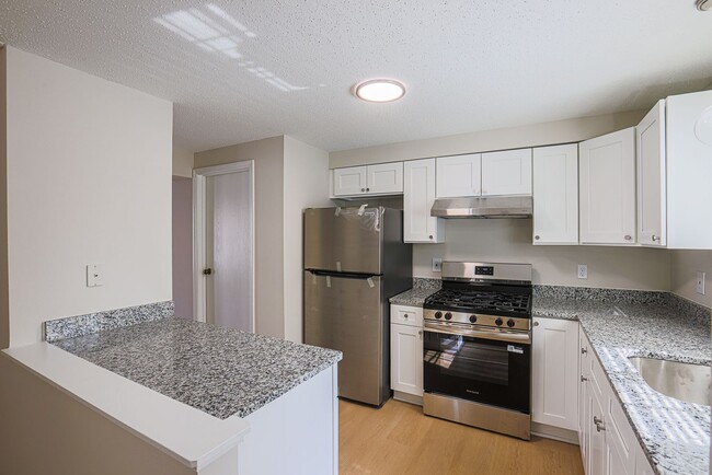 Building Photo - JUST RENOVATED Huge 3 bedroom 3 bathroom t...