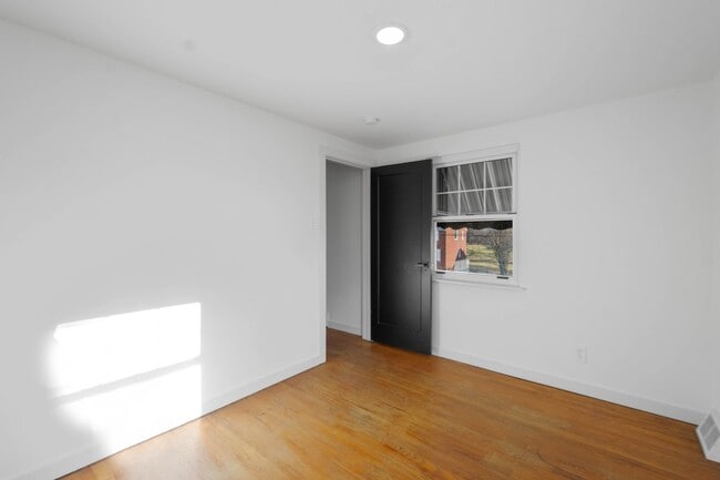 Building Photo - Move in TODAY! Check out this beautifully RENOVATED 3 bedroom in CHURCHILL!