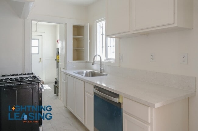 Building Photo - 1326 N Serrano Ave