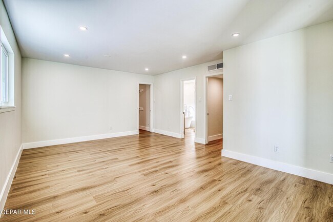 Building Photo - 1210 La Cruz Dr