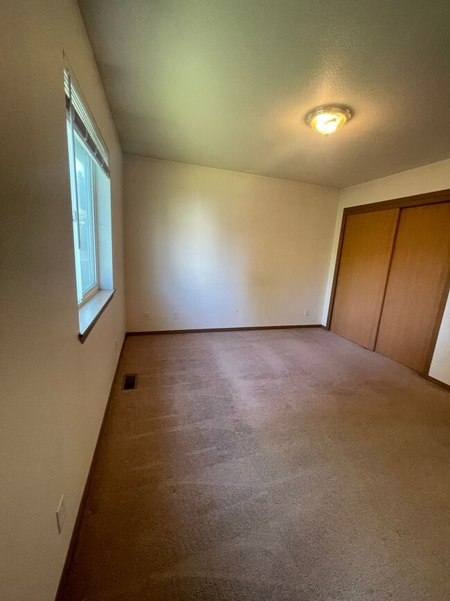 Building Photo - 3 bed 2 bath rancher with master en-suite & RV parking