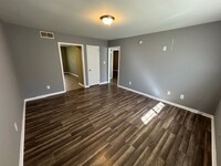 Building Photo - MOVE IN READY~ RENT ME FIRST!! MOVE IN SPE...
