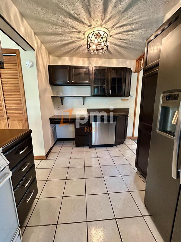 Building Photo - 5107 White Oak Terrace