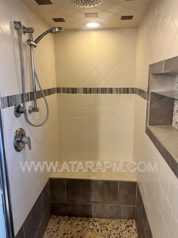 Building Photo - 270 Country Club Dr