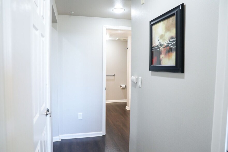 Building Photo - 2419 Fifth Avenue-SI FL1-ID1335164P