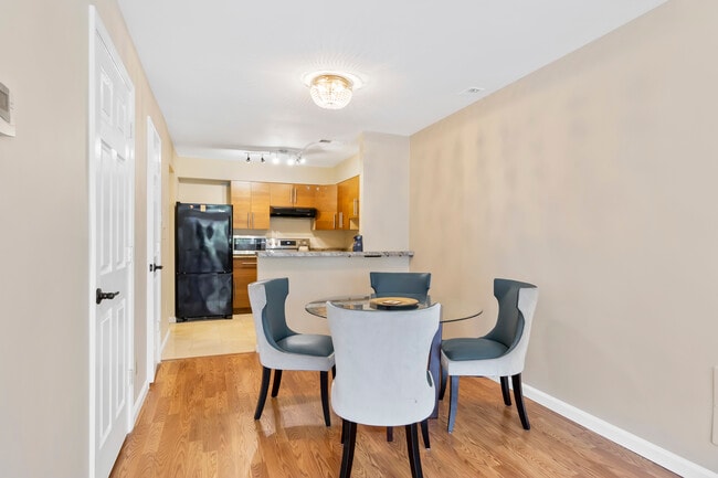 Building Photo - 3075 Hawthorne Dr NE