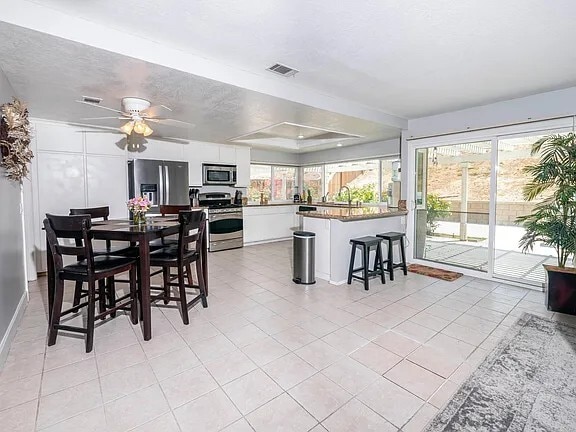 Full kitchen with bar and seating area - 4207 Rimcrest Dr