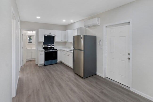 Building Photo - Wonderful 2 Bedroom Home