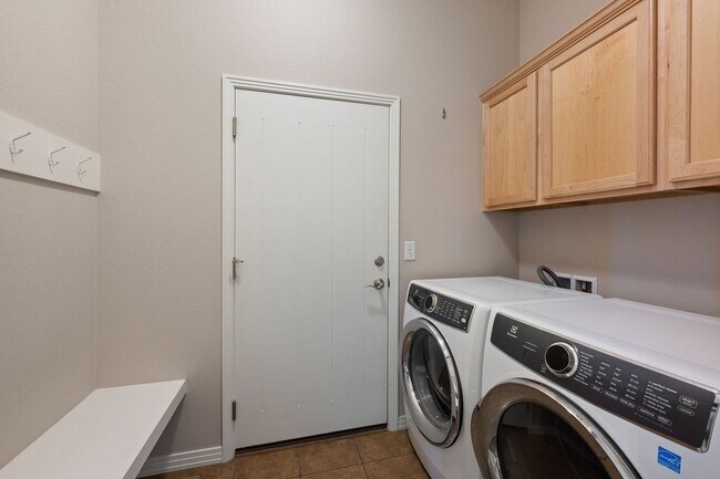 Building Photo - 742 Meadowlark Ln